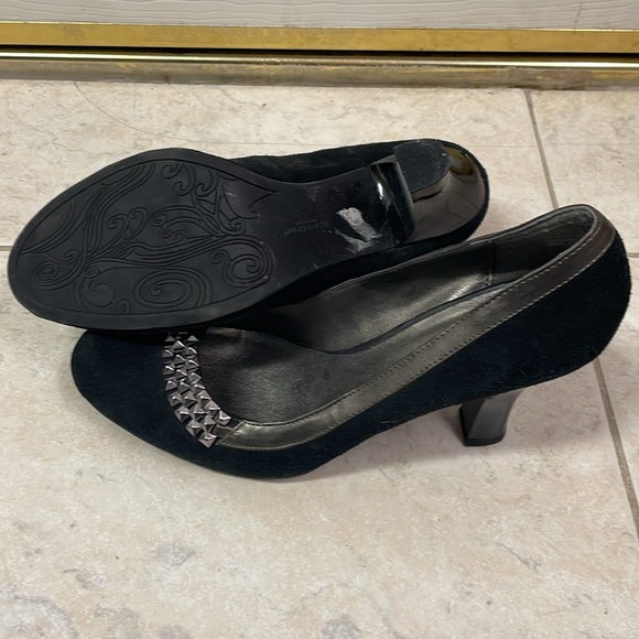 Reaction by Kenneth Cole heels. Size 8.5 like new! - Picture 3 of 3